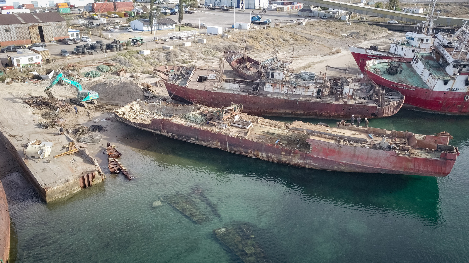 Puerto Madryn: Avanza a buen ritmo el desguace del Pescargen IV en el Muelle Storni