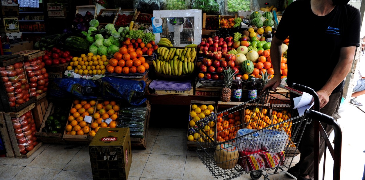En marzo, los consumidores pagaron 3,7 veces más de lo que cobraron los productores