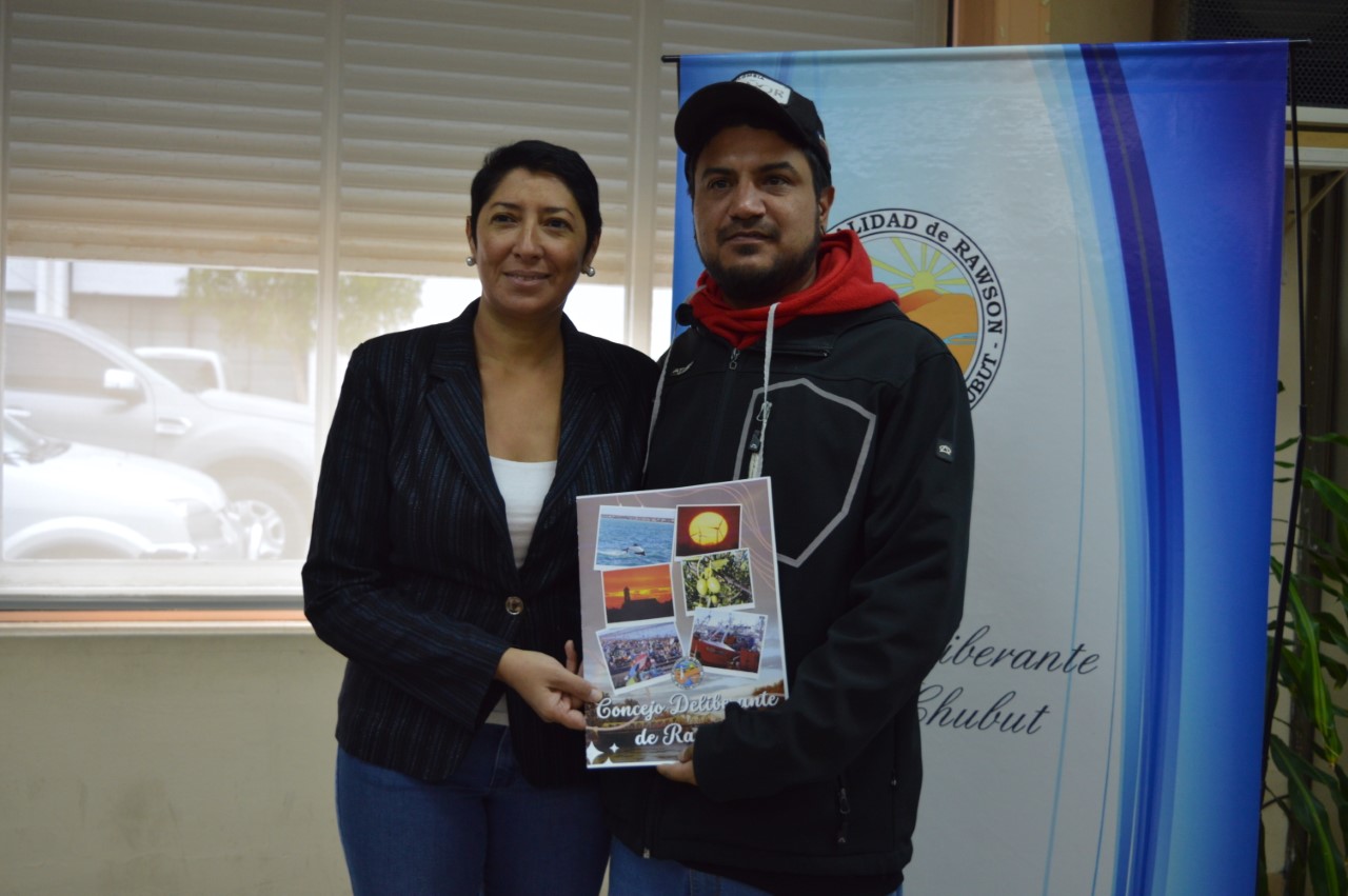 El Concejo de Rawson reconoció al artista “Queco” Rocha que retrató a Maradona, Messi y a su amigo Bruno Muñoz que perdió la vida en el Dique Ameghino