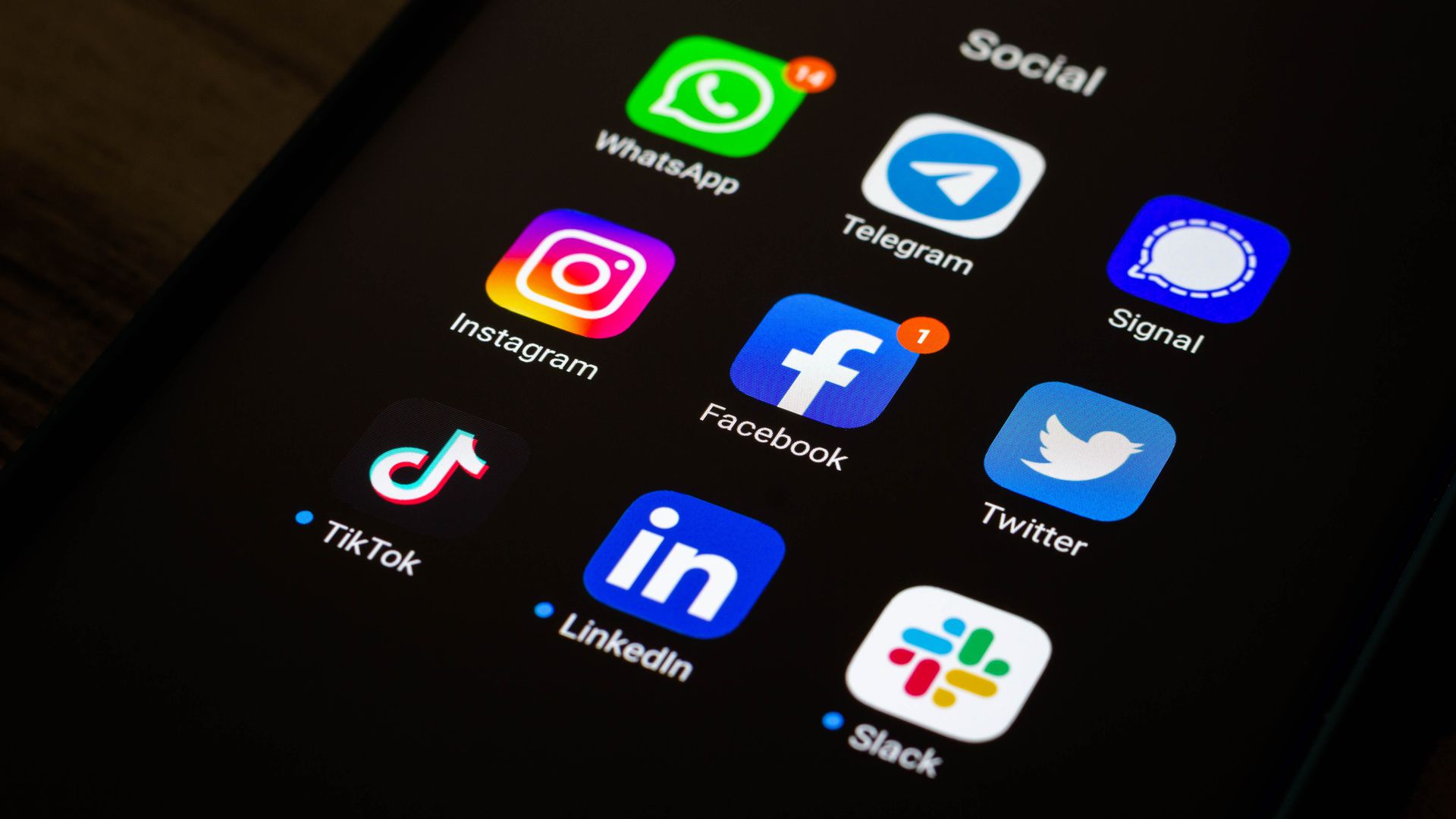 La Unión Europea refuerza controles contra la desinformación en plataformas como Twitter, TikTok e Instagram