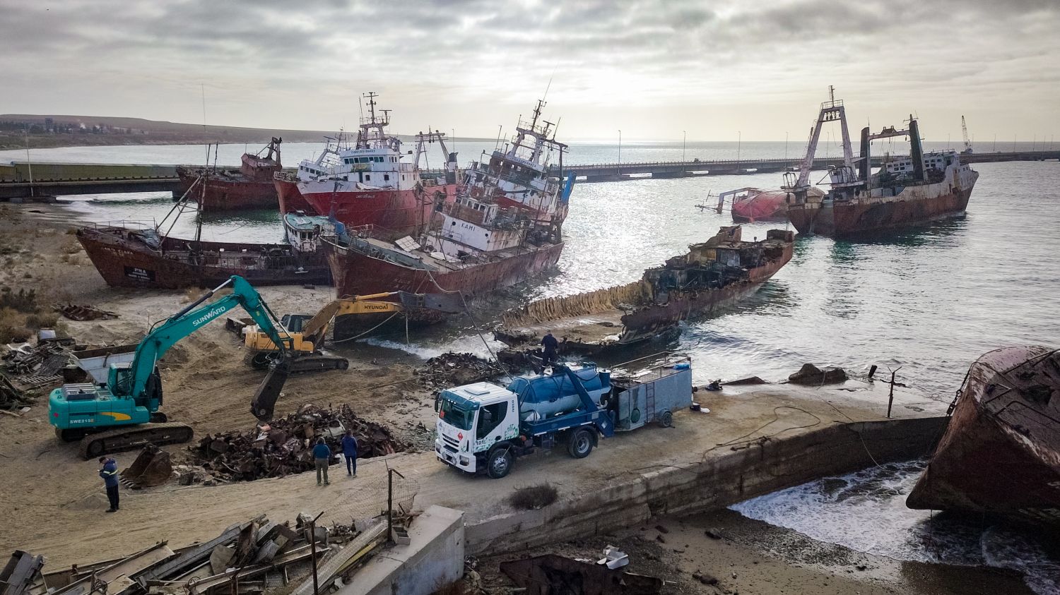 La Administración Portuaria de Puerto Madryn coordinó la extracción de pasivos ambientales en un buque varado desde 1992