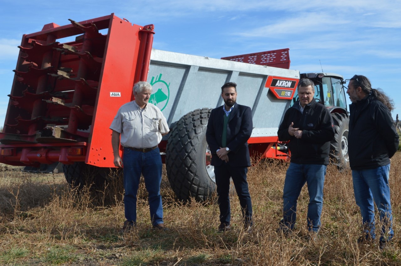 Ganadería en Chubut: Autoridades provinciales y del INTA participaron de una demostración de maquinaria para fertilizar suelos en la zona del Valle