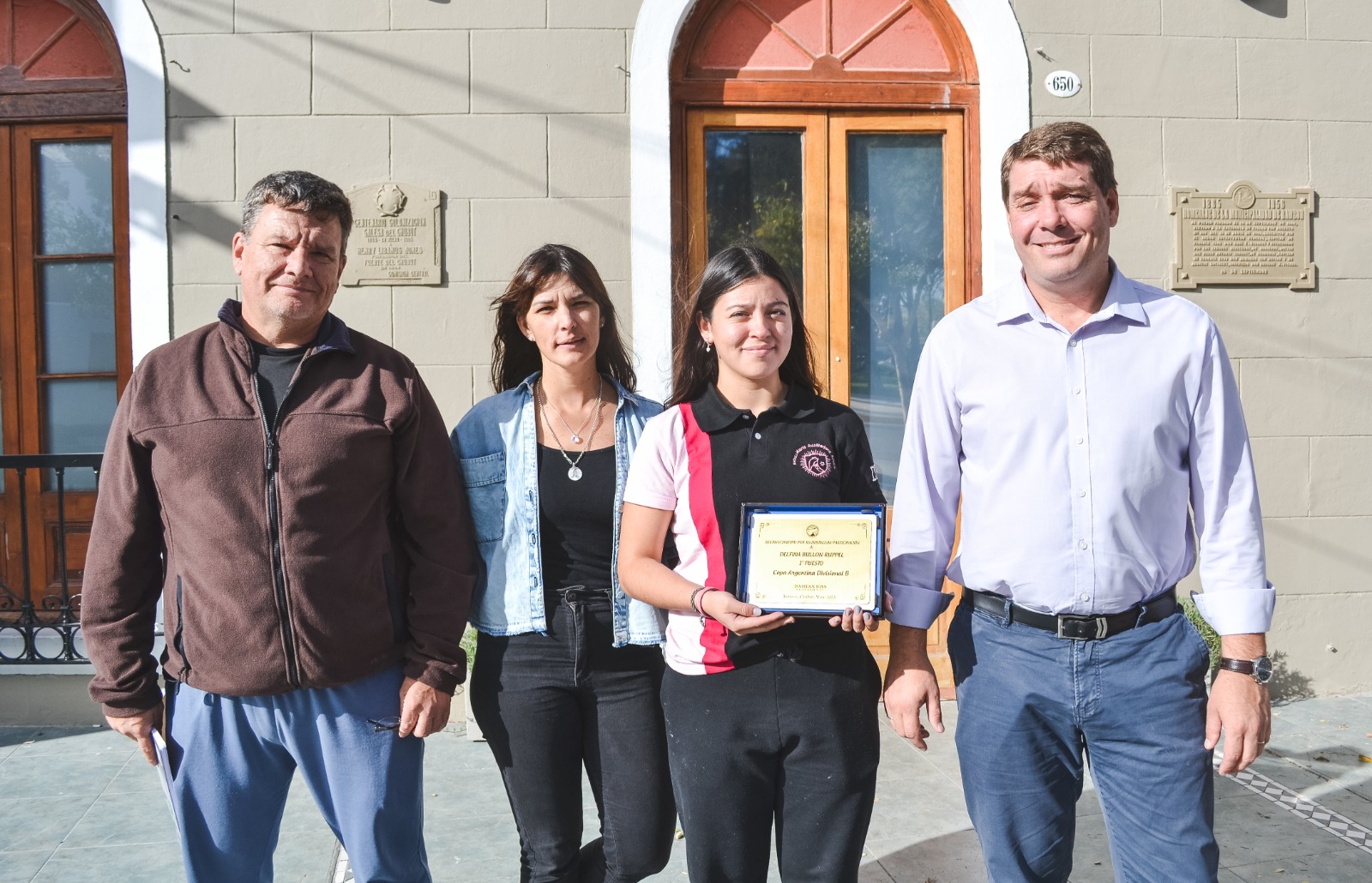 Biss le entregó un reconocimiento a la destacada patinadora Delfina Bullon Ruppel