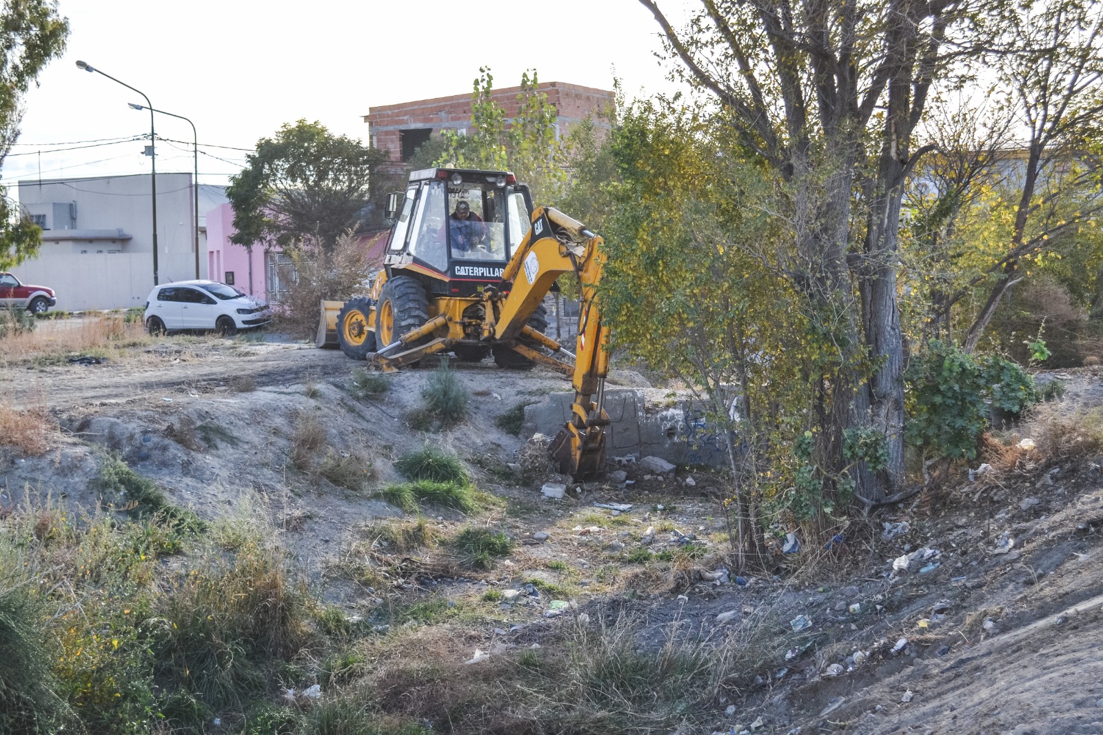 La Municipalidad de Rawson comenzó con la limpieza de pluviales en el Área 12 para prevenir la acumulación de agua por las lluvias invernales