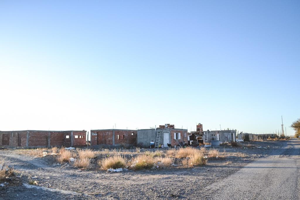 Biss recibió vecinos del barrio 490 Viviendas preocupados por usurpaciones en un predio del Banco del Chubut