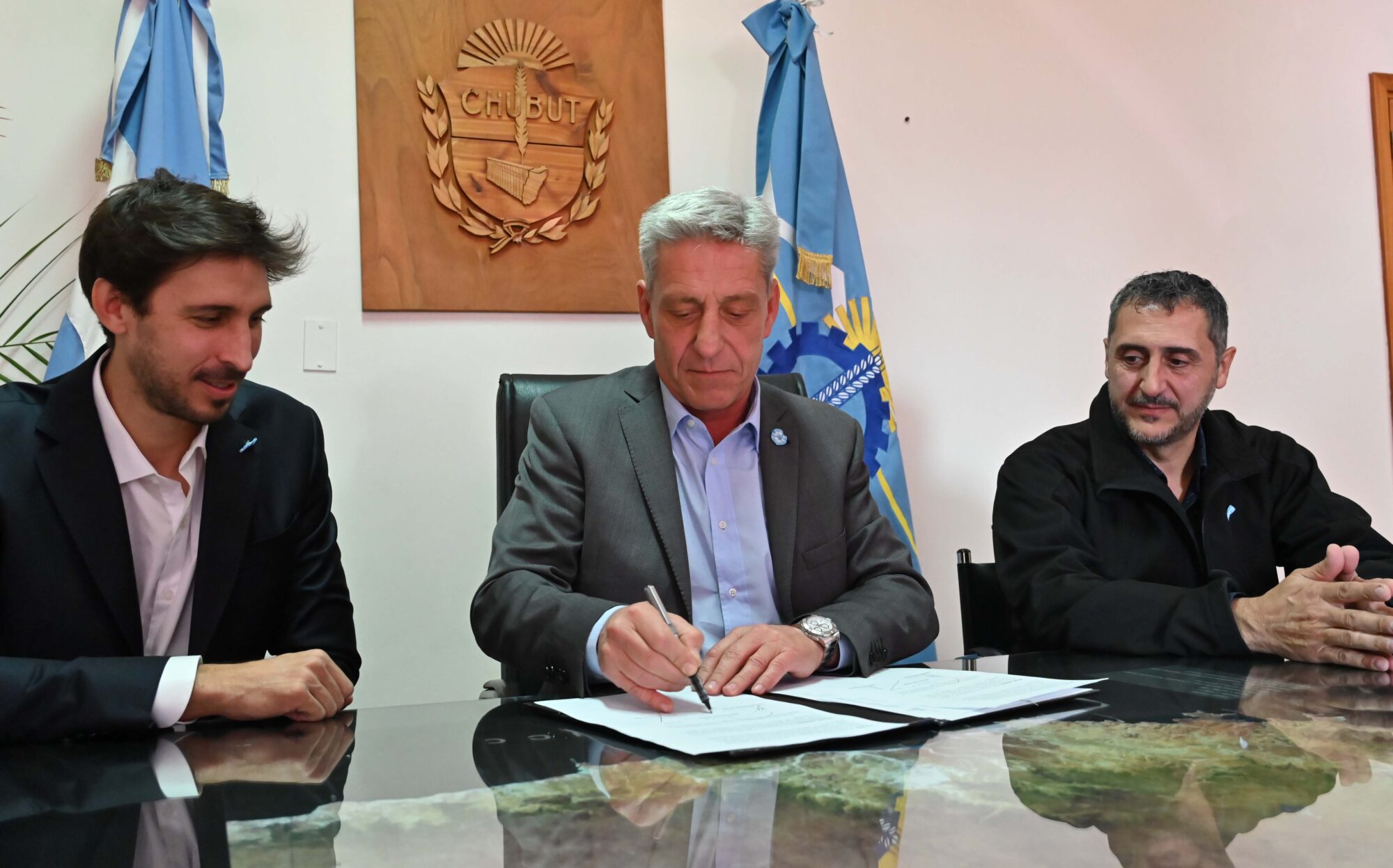 Arcioni entregó aporte al Club Guillermo Brown para la adquisición de un nuevo piso flotante