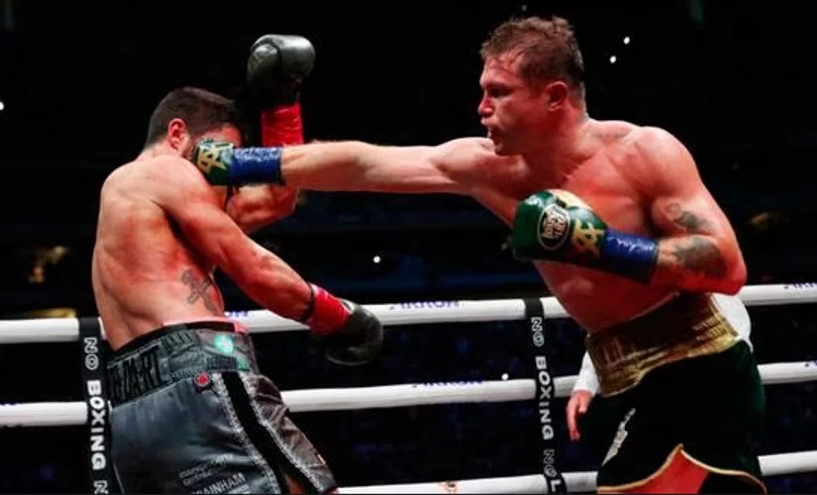 Canelo Álvarez retiene los títulos con victoria unánime en su regreso a México