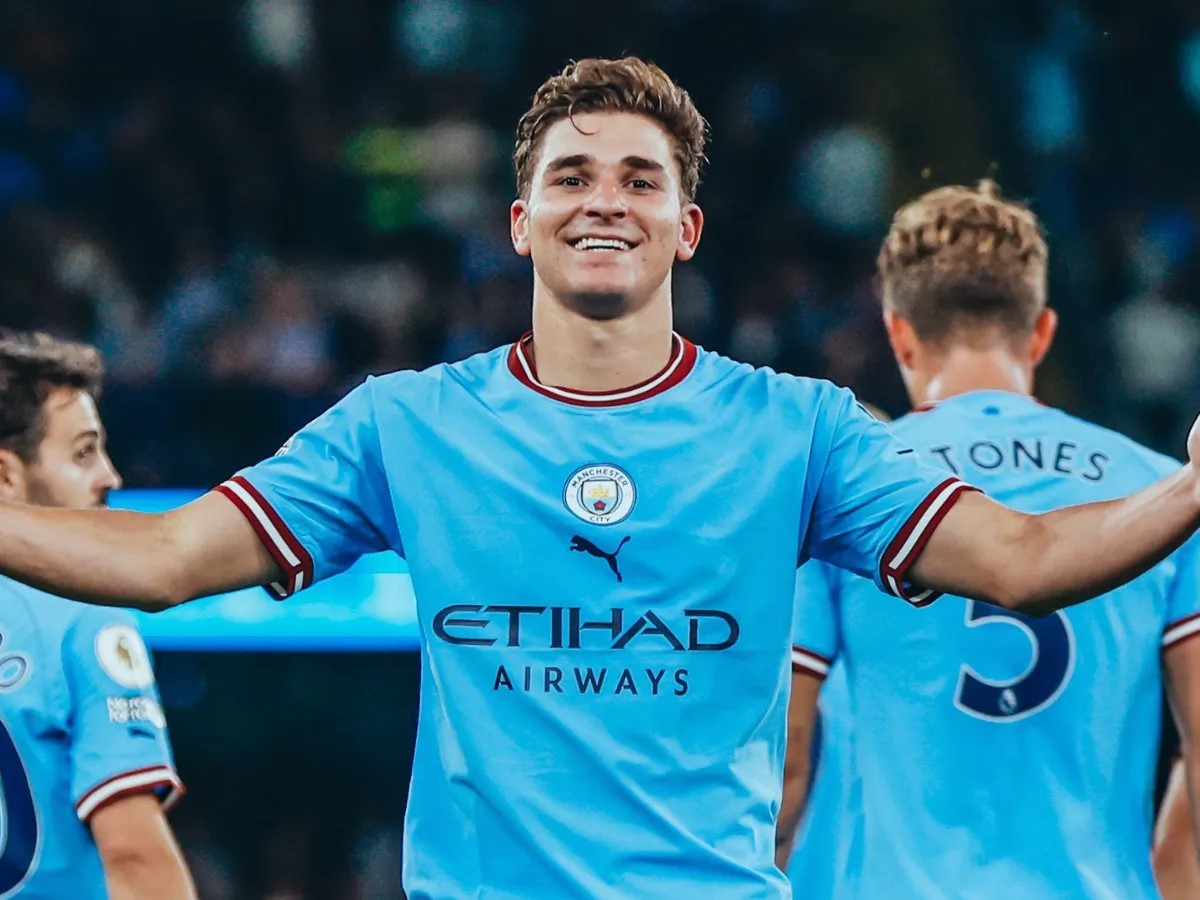 Manchester City ya estrena su flamante título de campeón ante Chelsea