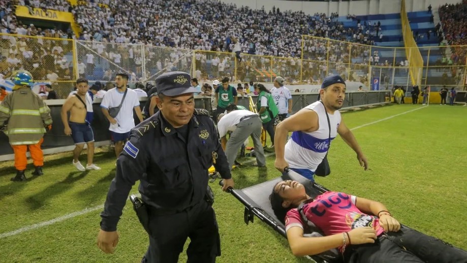 Tragedia en El Salvador: al menos nueve personas murieron por una estampida en un estadio