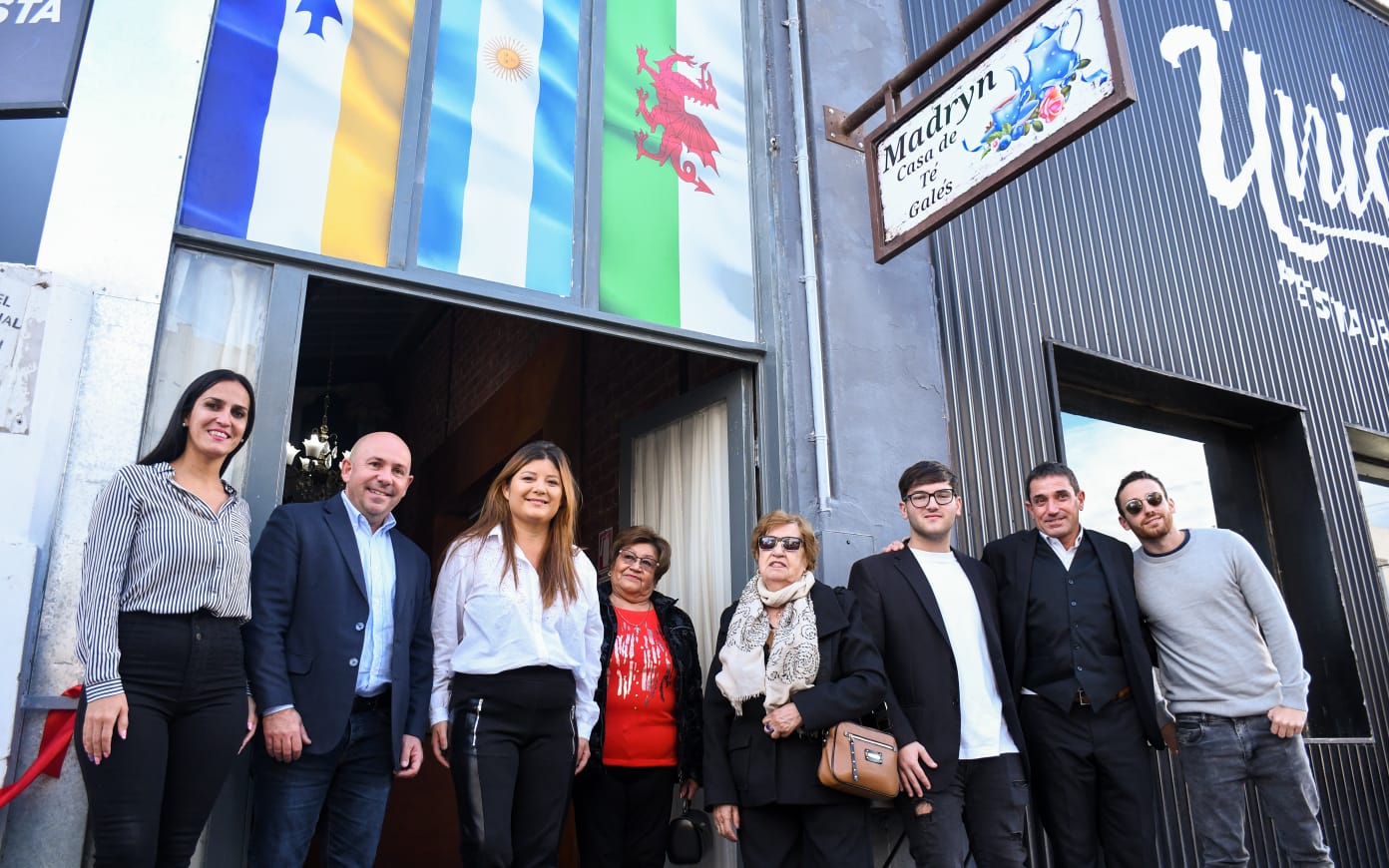 Madryn en marcha: Sastre encabezó la inauguración de una casa de té galés