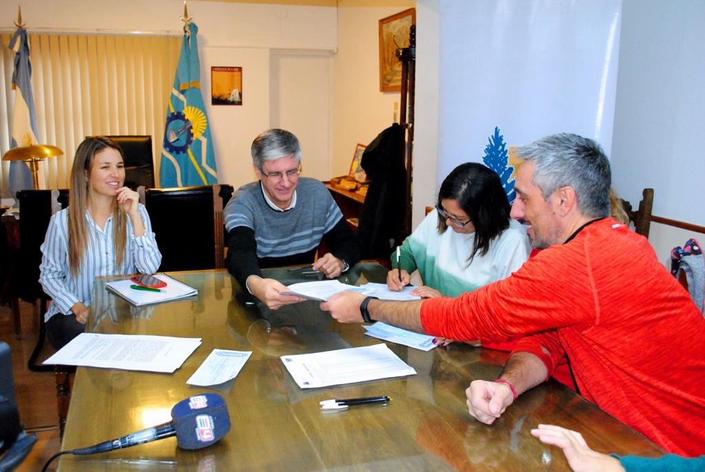 Esquel: El municipio entregó créditos FATEP a 3 emprendedores