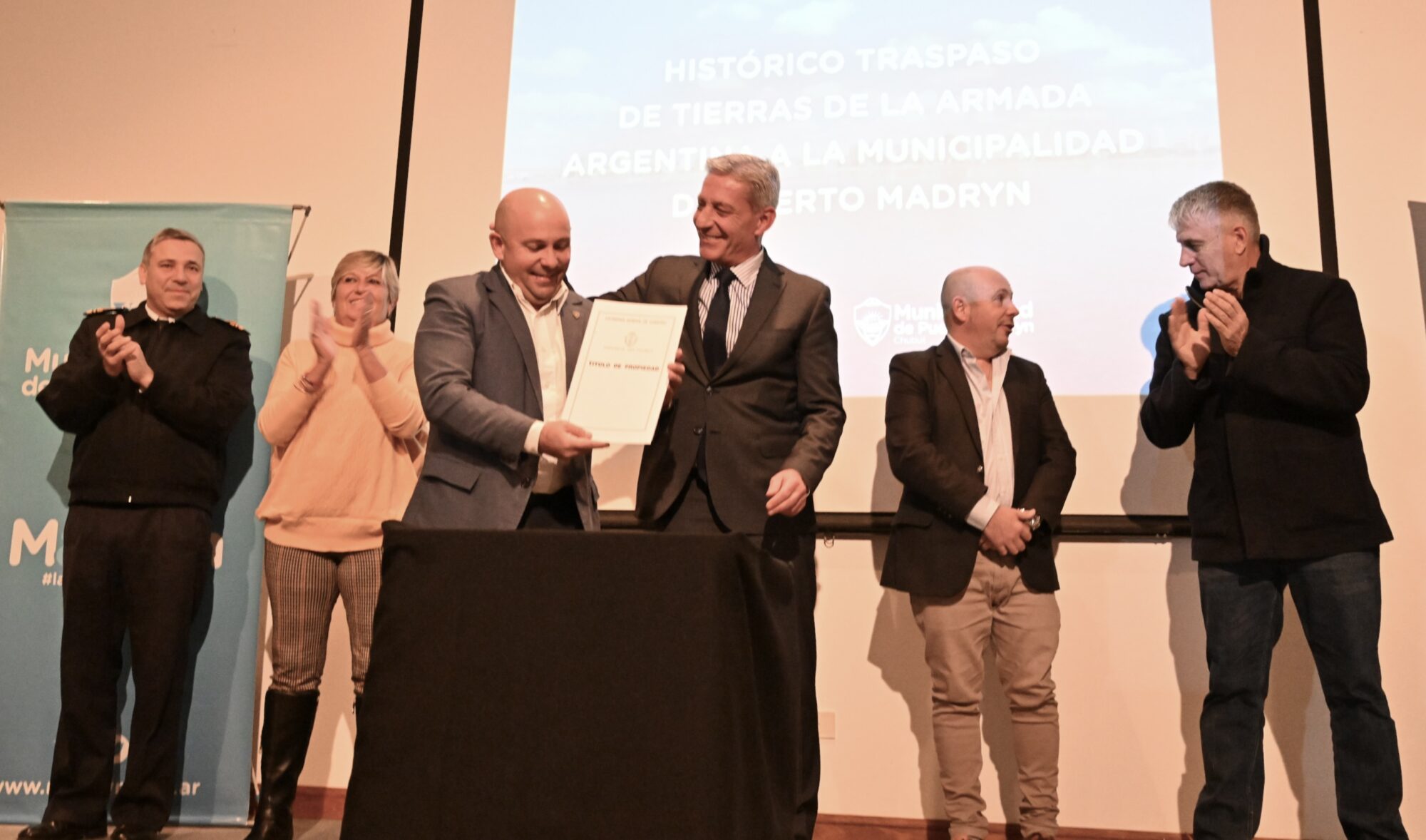 En un traspaso histórico, Arcioni entregó el título de propiedad de las tierras que la Armada Argentina cedió al Municipio de Puerto Madryn