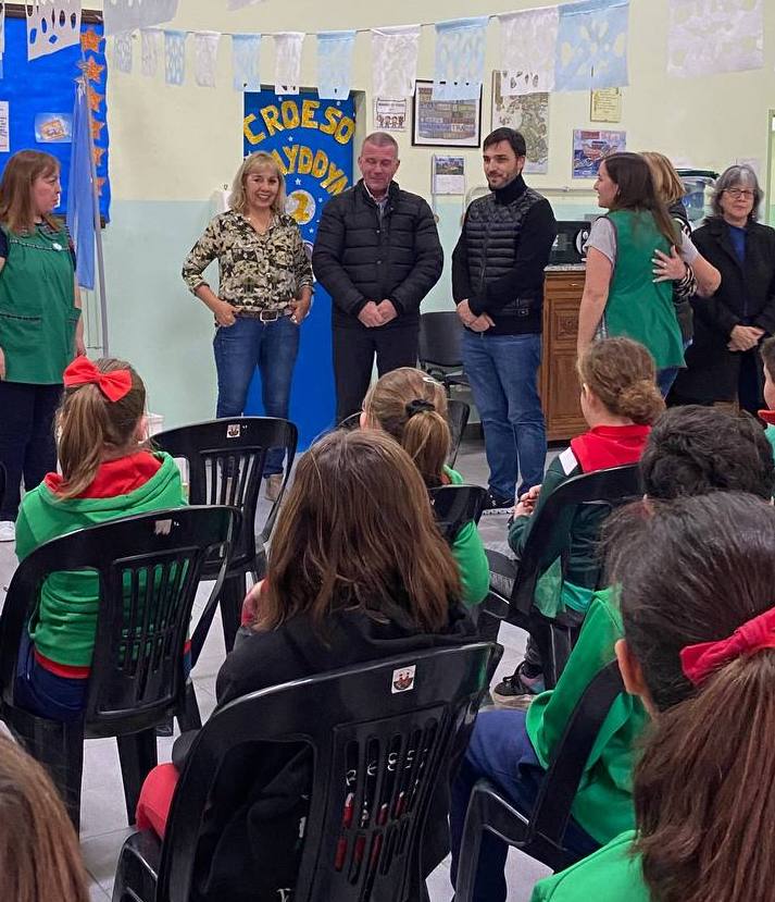 Torres visitó junto a James la Escuela Galesa de Gaiman para interiorizarse respecto del funcionamiento y los proyectos a futuro en materia edilicia y educativa
