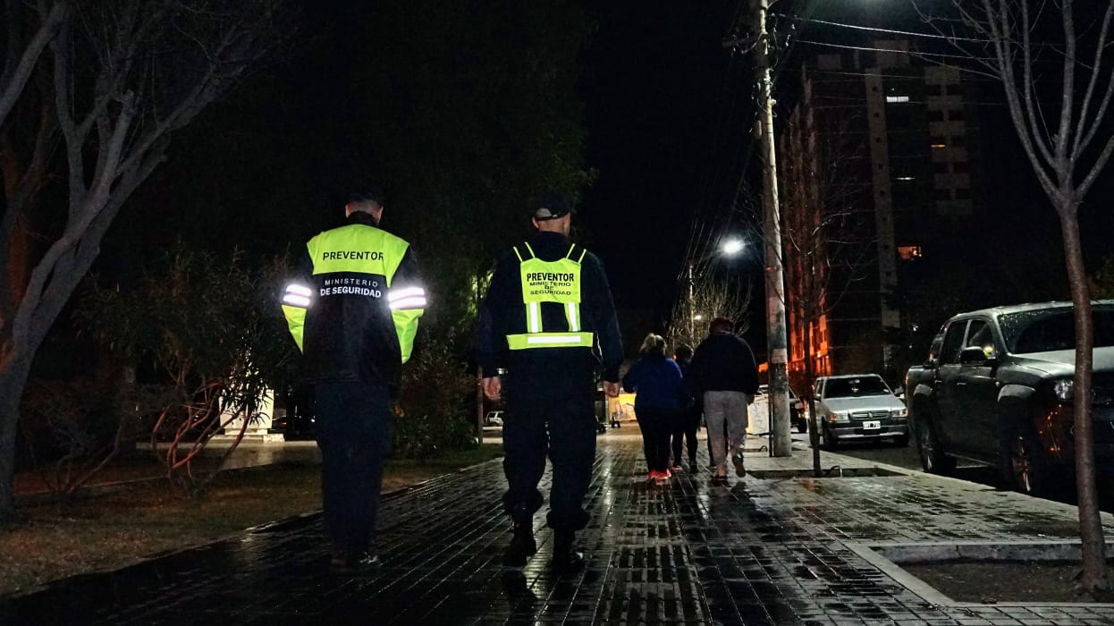 Trelew: La Policía afirma que la falta de iluminación de las plazas no contribuye a la prevención de delitos