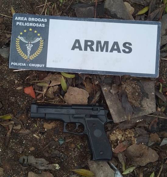 Esquel: En un allanamiento, secuestraron un arma de fuego, marihuana fraccionada y lista para la venta, celulares y dinero