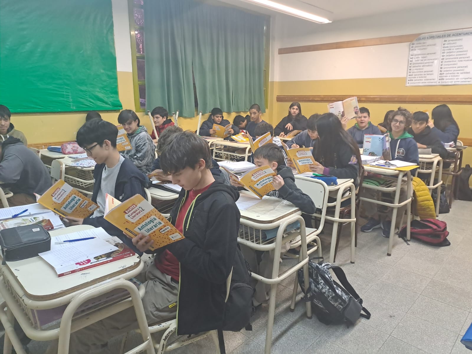 “Libros Para Aprender”: Comenzó la distribución de material pedagógico en escuelas secundarias chubutenses