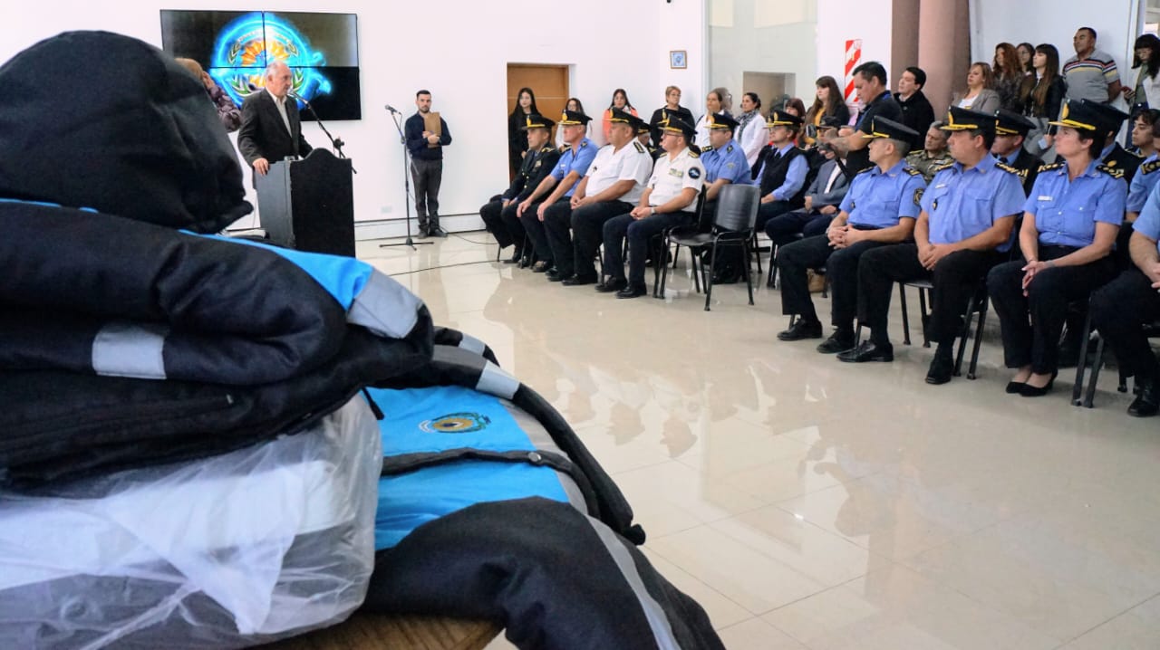 Castro entregó indumentaria de invierno a policías de toda la provincia de Chubut