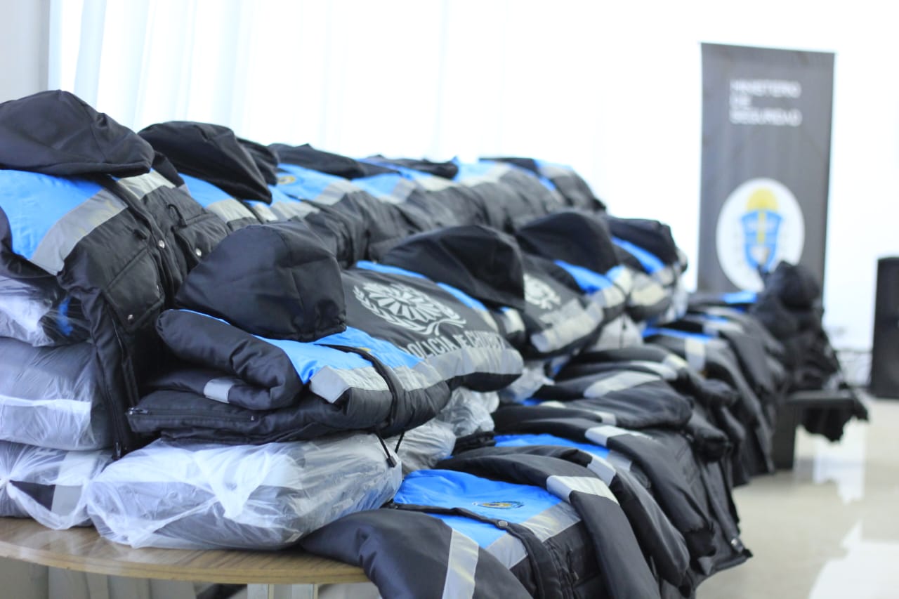 Provincia entregó equipamiento e indumentaria a personal policial del interior