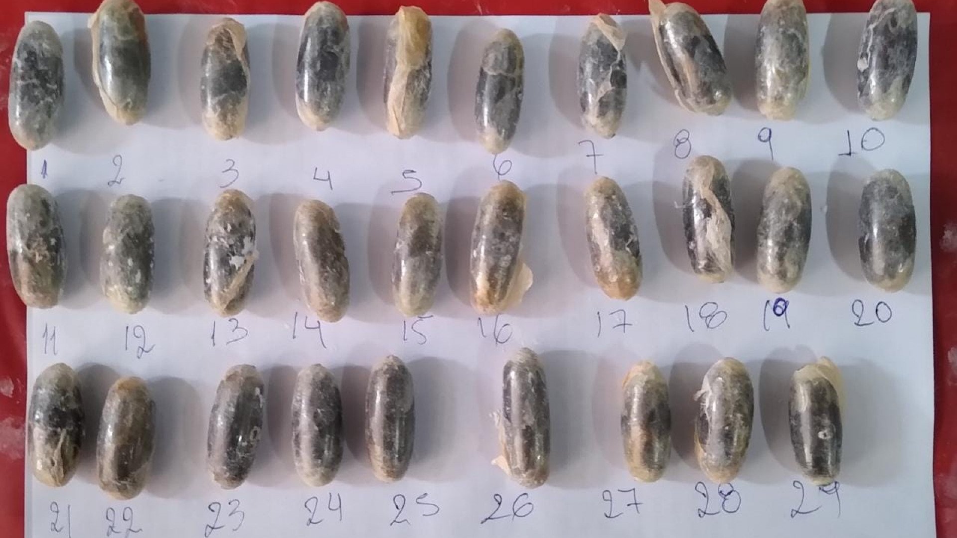 Un hombre fue detenido en un colectivo tras ingerir 98 cápsulas de cocaína