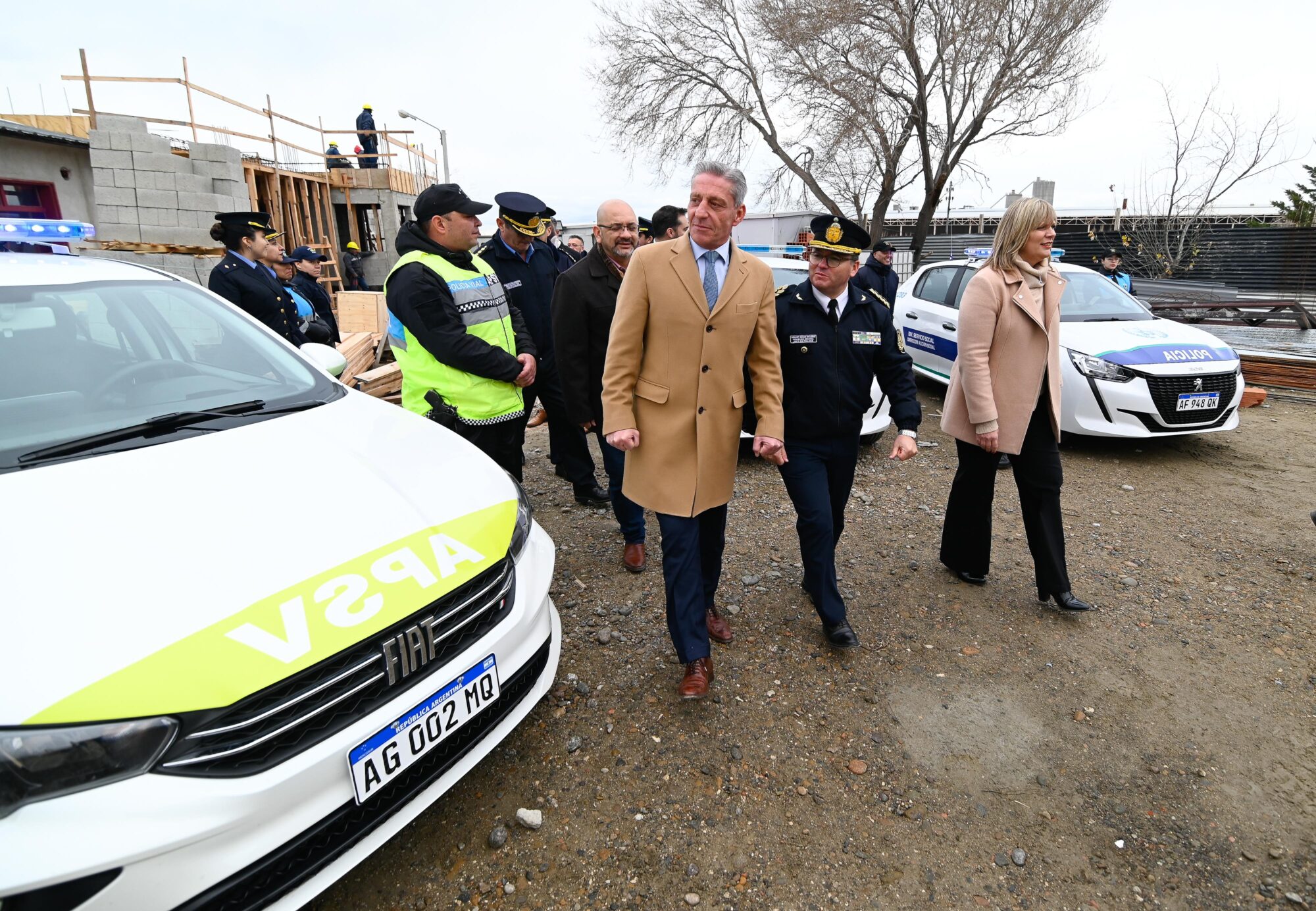 El gobernador entregó móviles y recorrió la obra de la nueva Comisaría de Km. 8