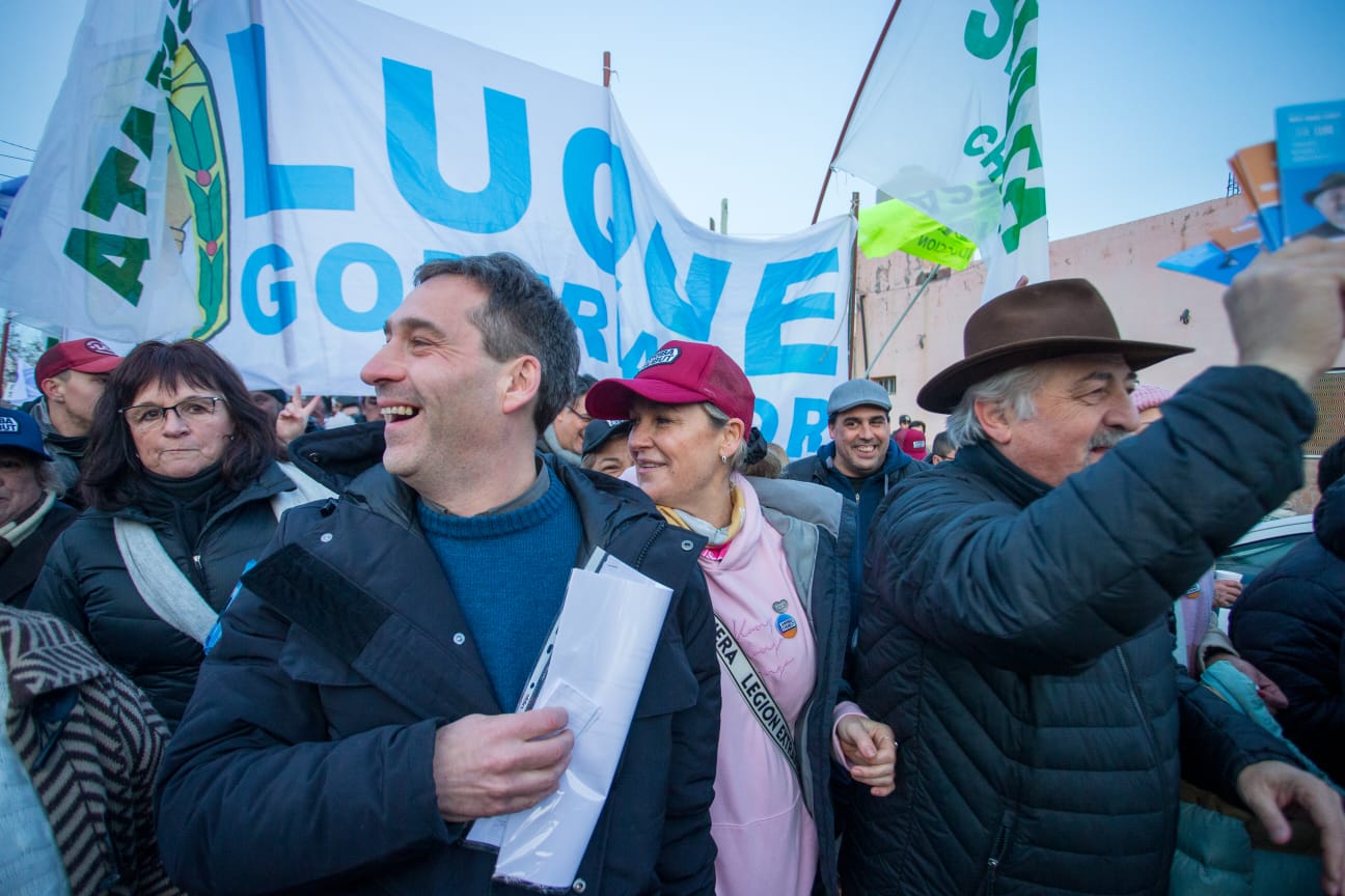 Luque y Macharashvili caminaron junto a 800 personas por los barrios altos de Comodoro