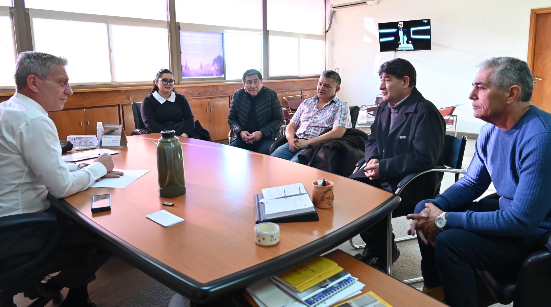 Arcioni se reunió con integrantes de la Agrupación Veteranos de Guerra de la Policía para avanzar en el proyecto solidario que llevan adelante en la Provincia 