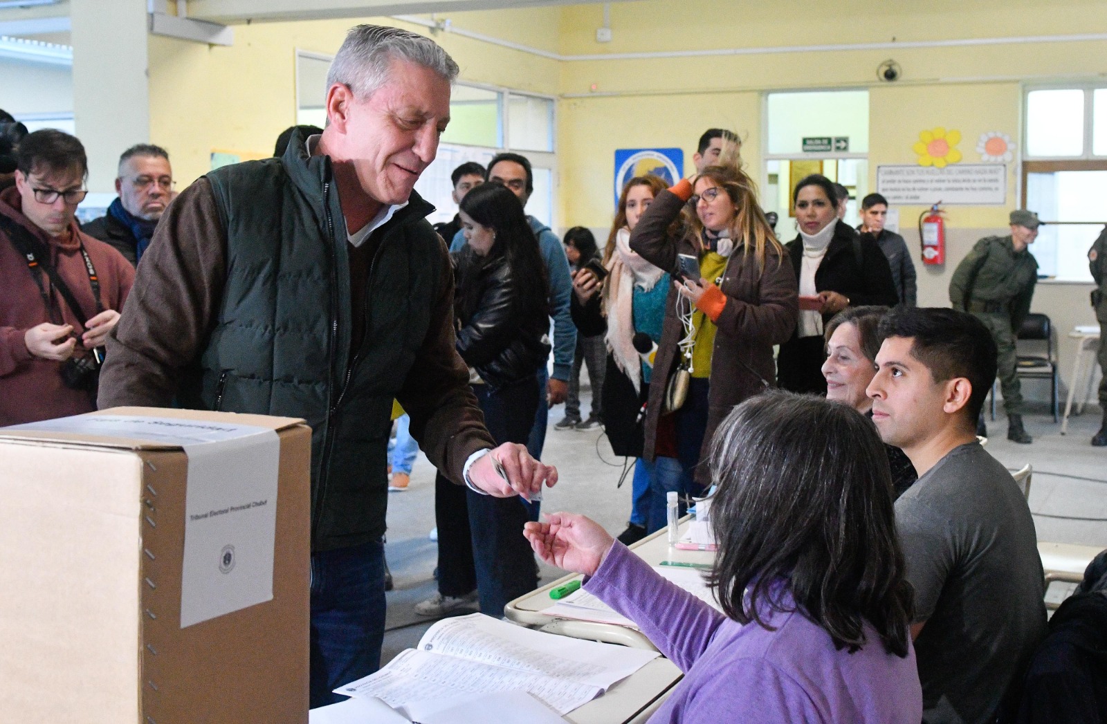 Arcioni emitió su votó y destacó “a todo el personal que estuvo trabajando sin dormir para que hoy podamos tener este día democrático”