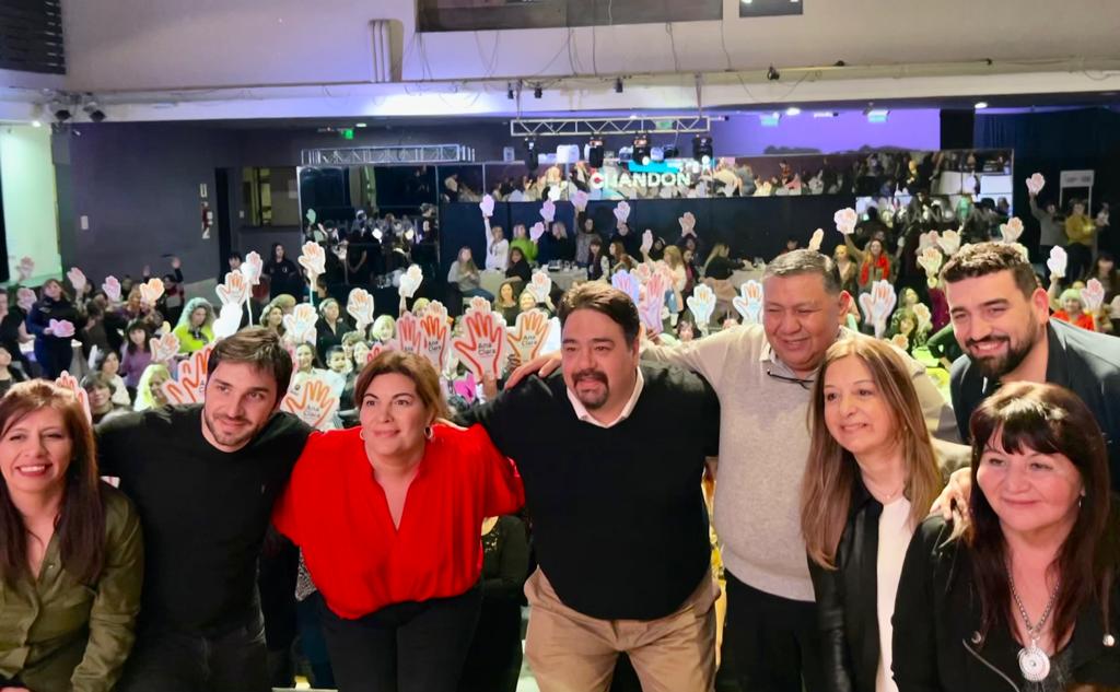 Torres junto a Ana Clara Romero y Jorge Ávila encabezaron reconocimiento a mujeres jubiladas del sector petrolero en Comodoro Rivadavia