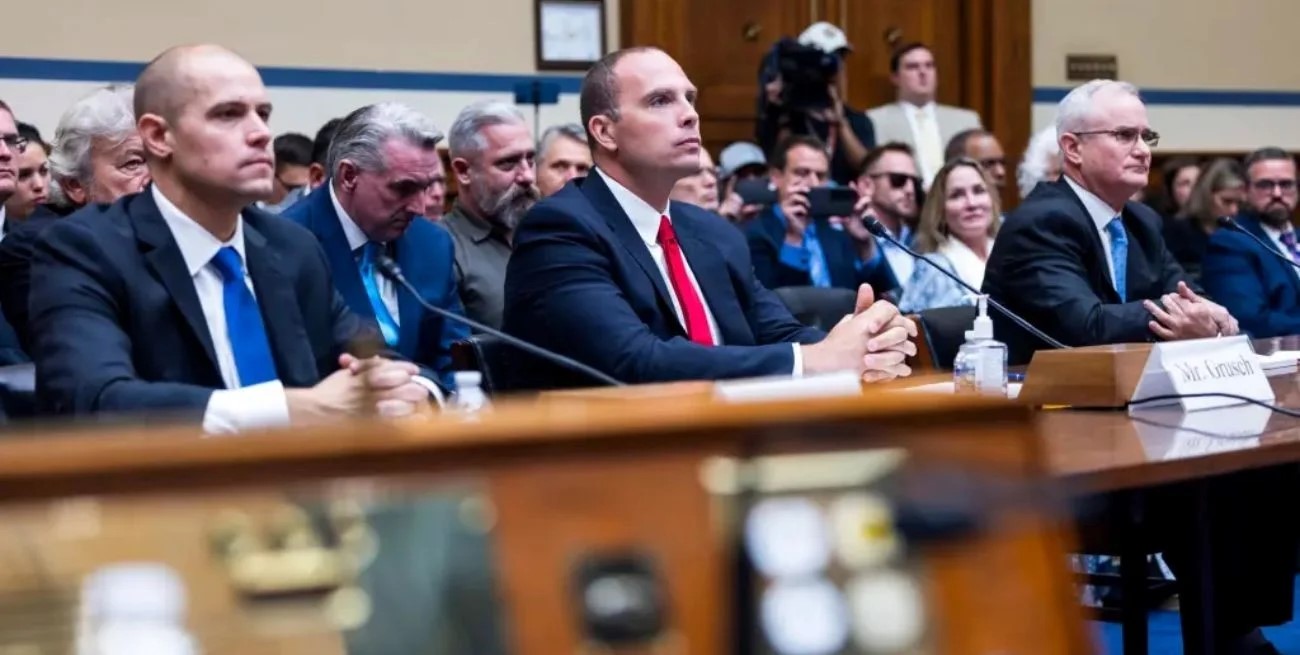 Un expiloto de Marina afirmó que Estados Unidos rescató restos “biológicos no humanos” de ovnis