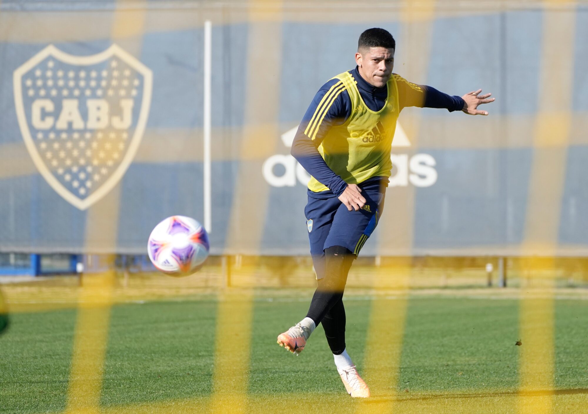 Marcos Rojo se entrenó a la par del grupo y Óscar Romero rescindió su contrato con Boca
