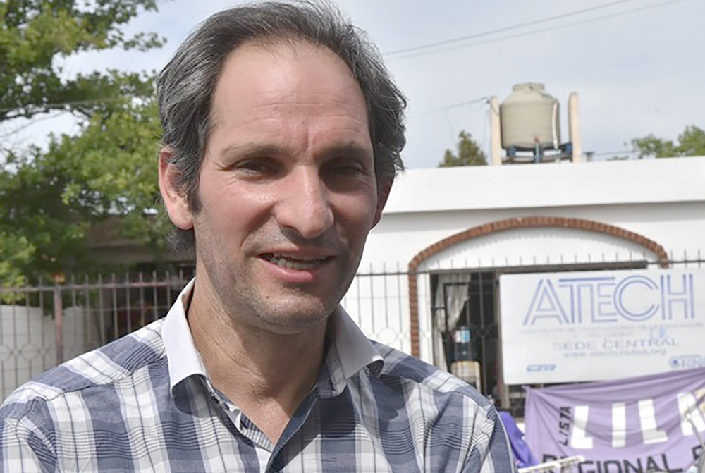 Chubut: Abrirán una investigación contra el líder de la ATECh por romper intencionalmente a patadas un vidrio en el Ministerio de Economía