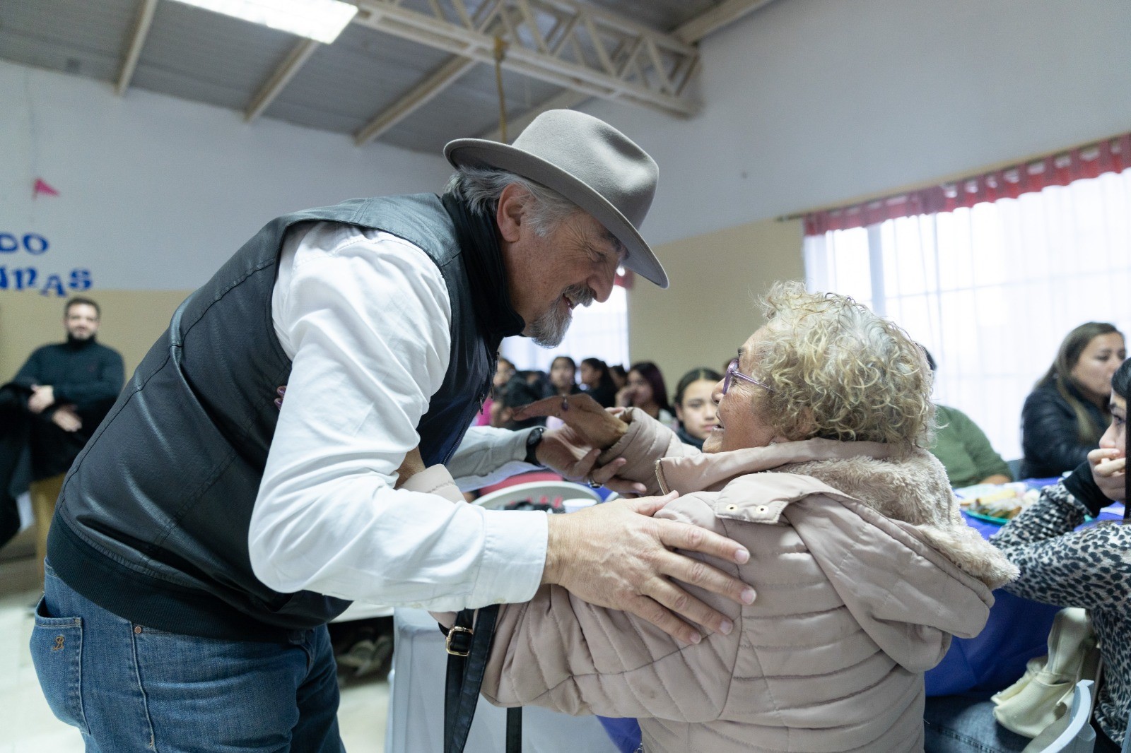 Othar Macharashvili compartió un té con más de 100 mujeres en Comodoro