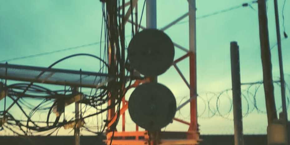 Robaban cables, fueron sorprendidos por el guardia, pero dejaron sin servicio de Claro a Dolavon y 28 de Julio