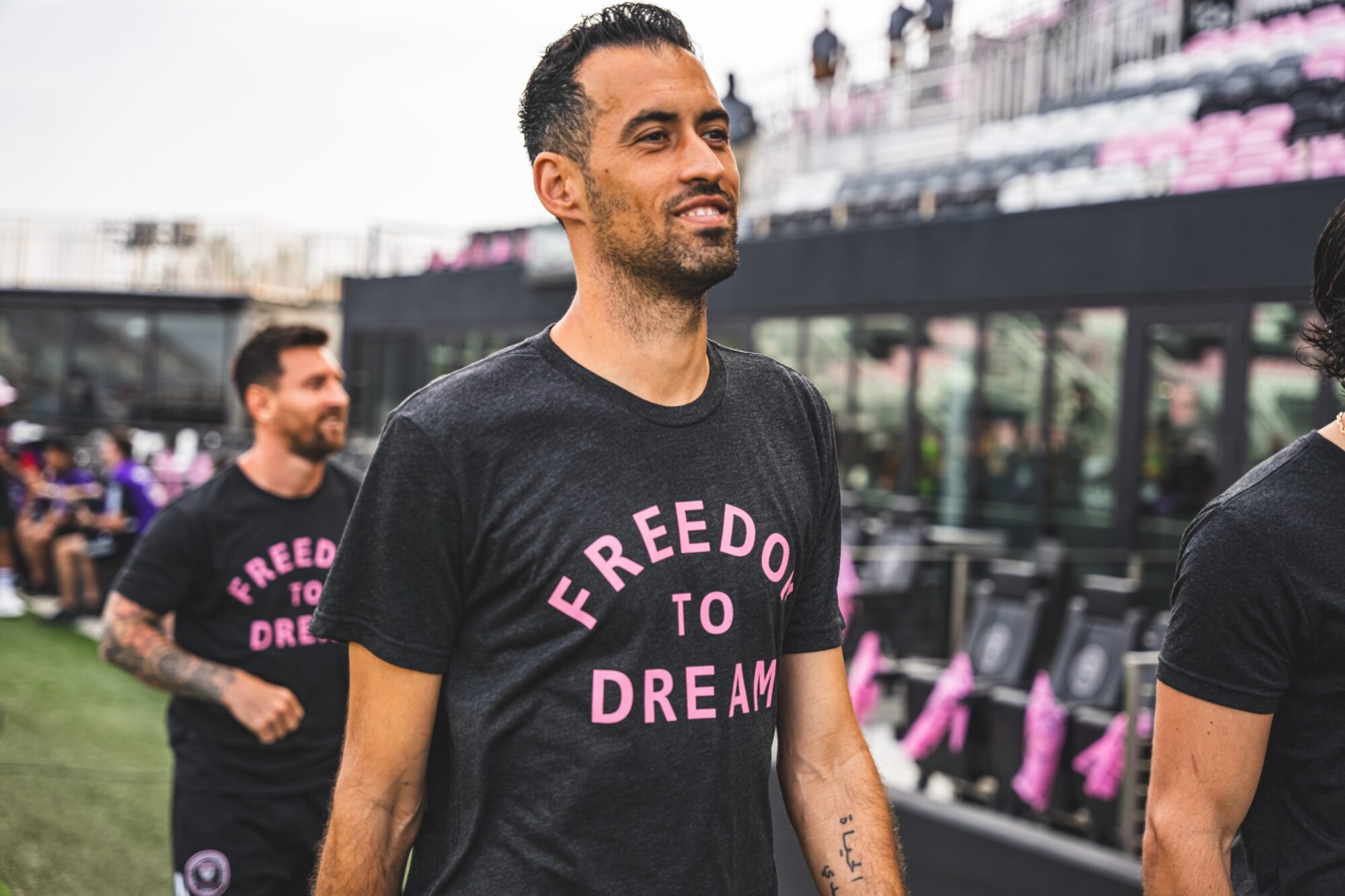 “Es muy fácil jugar con Leo” Messi, admite Busquets
