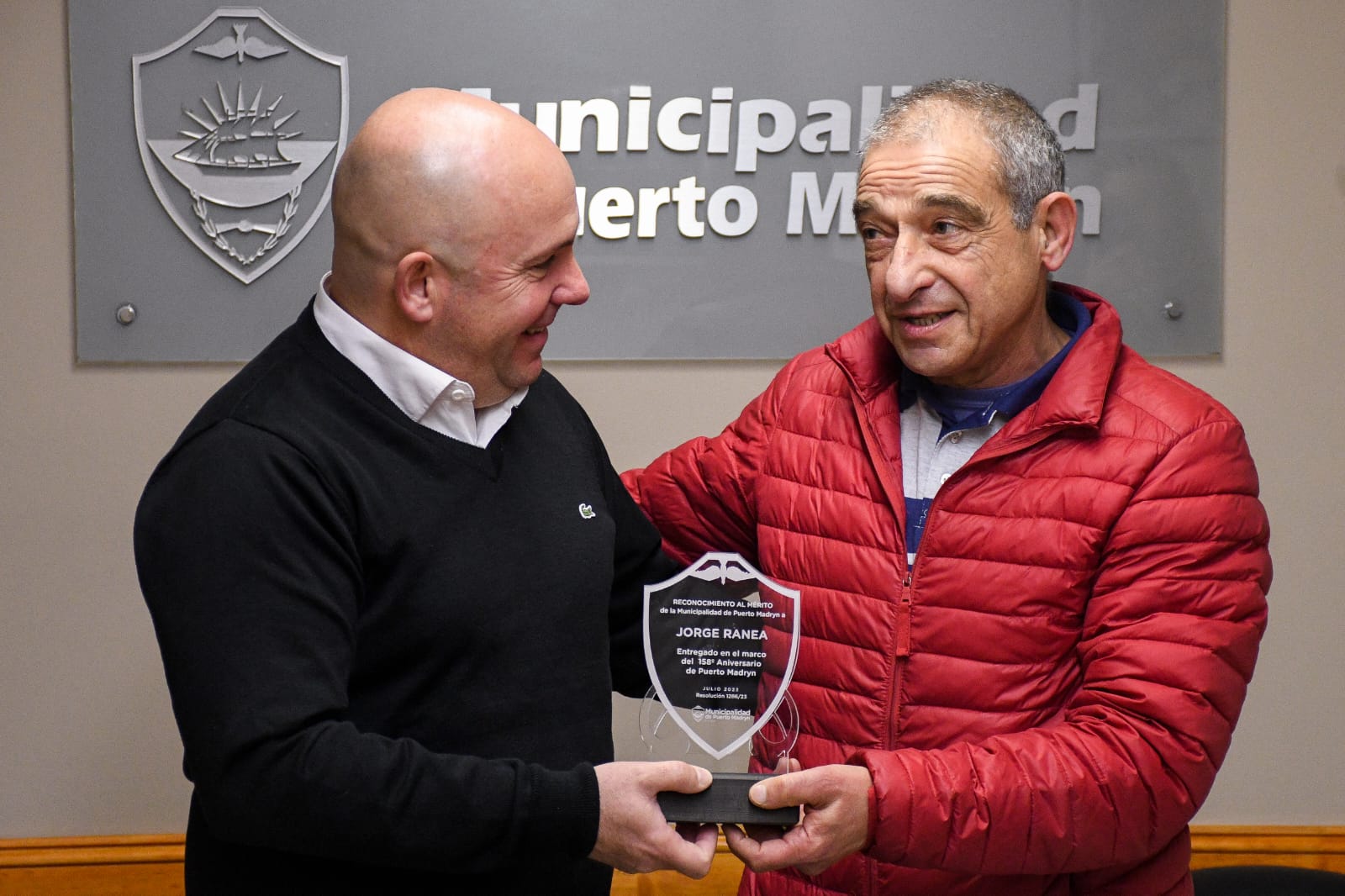 Sastre le entregó el reconocimiento al mérito a Jorge Ranea, impulsor de la producción de aceite de oliva en la región