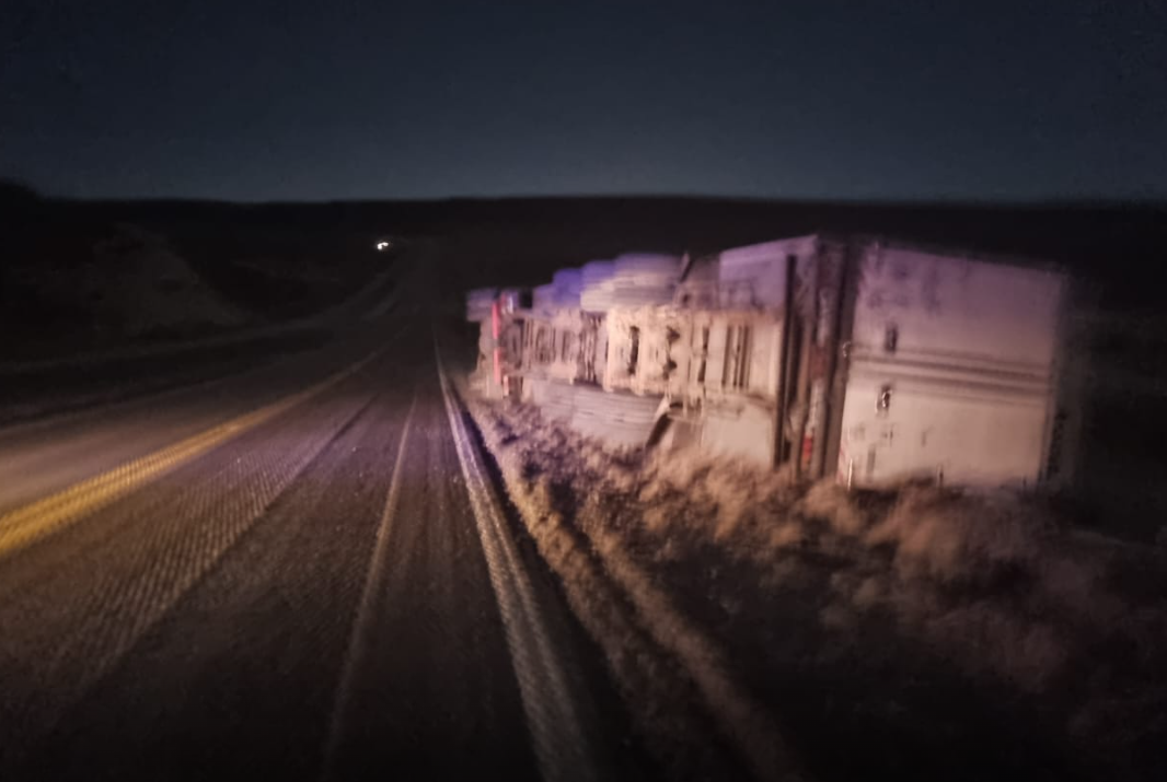 Un camión quedó tumbado en Comodoro Rivadavia por el temporal de viento