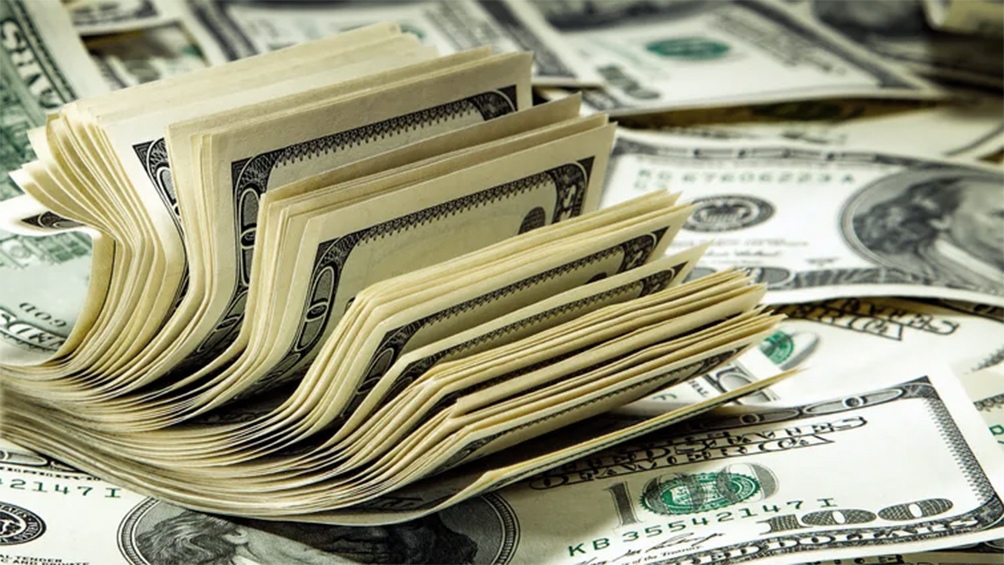 Tras el triunfo de Milei en las PASO, el dólar cotiza a $ 365,50 en el Banco Nación y el riesgo país se ubica en 1.915 puntos