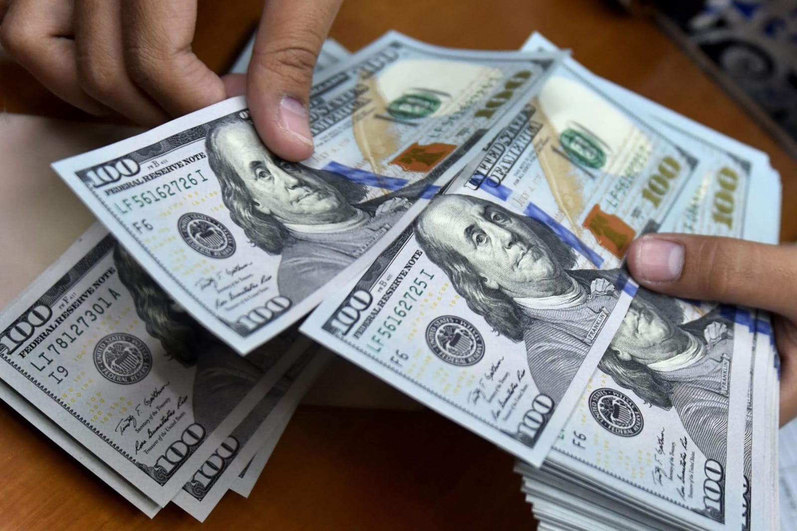En Economía afirman que el dólar quedará fijo hasta el 15 de noviembre