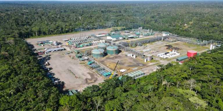 Ecuatorianos rechazaron en un referéndum la extracción de petróleo en reserva indígena de la Amazonia