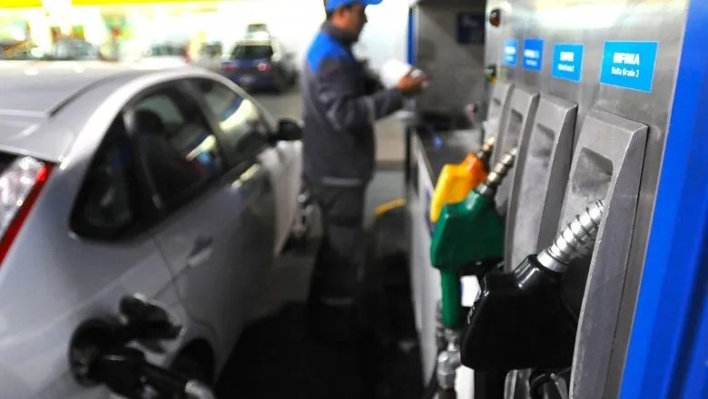 Tras la devaluación, el Gobierno analiza subas en las tarifas y naftas