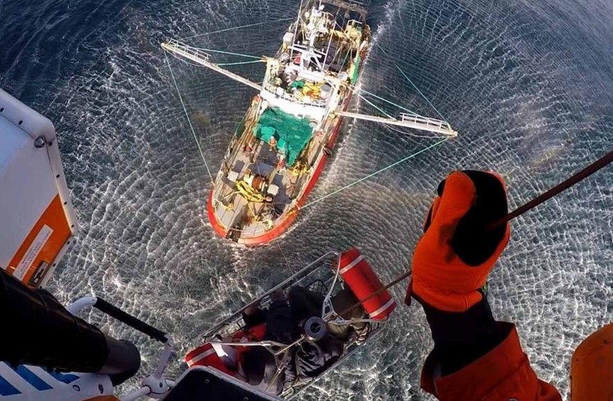 Rescate de emergencia en las costas chubutenses: Prefectura aeroevacuó a una tripulante de un buque pesquero que tenía síntomas de una apendicitis aguda