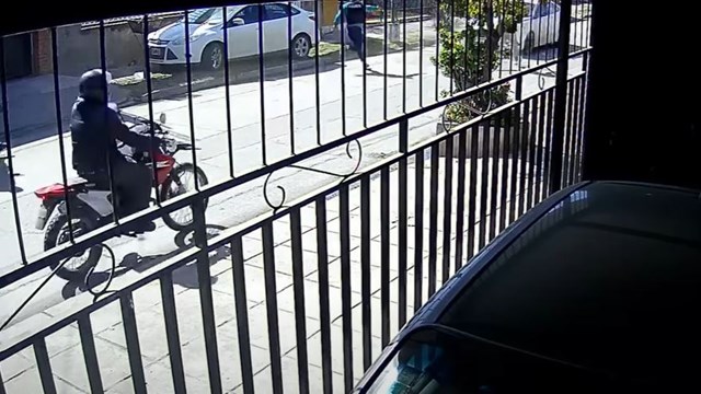 Dos delincuentes con pedido de captura fueron a votar y se enfrentaron a tiros con la Policía