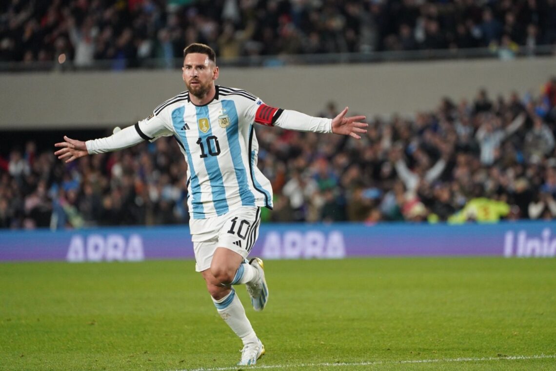 Messi le puso calor a la fría noche en la que Argentina debutó triunfante ante Ecuador