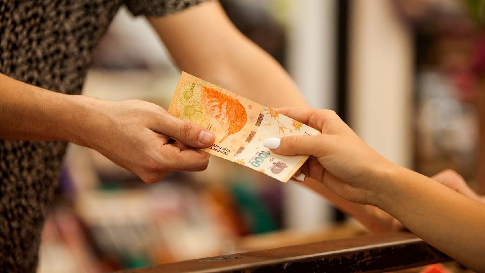 Desde octubre aumenta el límite para el retiro de efectivo en comercios: ¿Cuánto se podrá extraer?