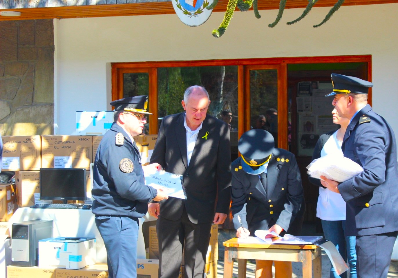 Provincia entregó equipamiento tecnológico a dependencias policiales de la Comarca Andina para fortalecer las funciones cotidianas y reforzar las tareas preventivas