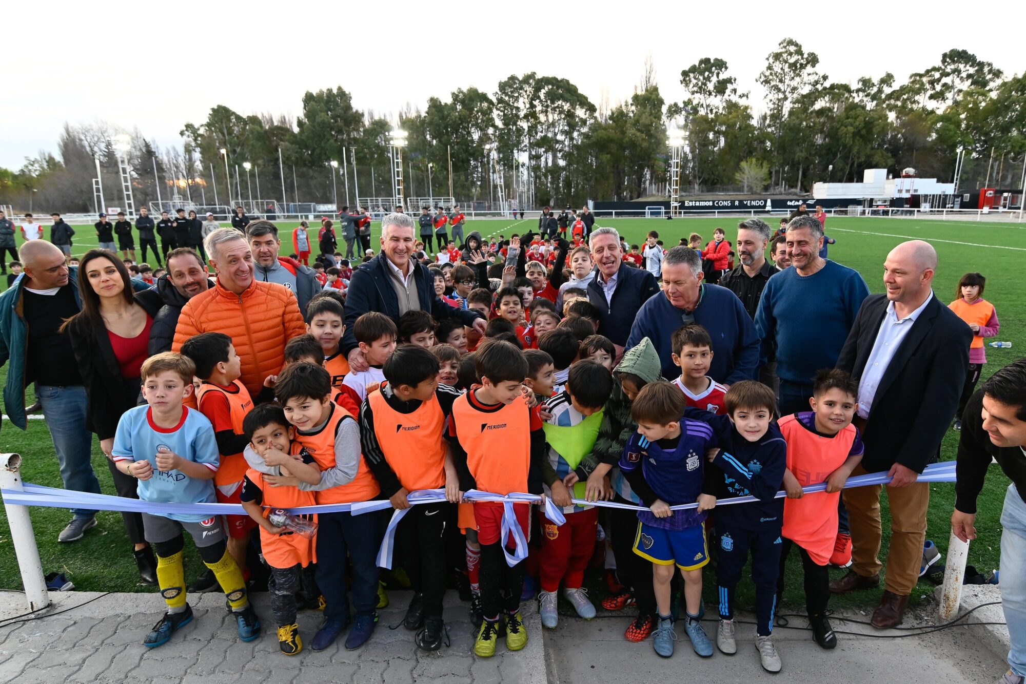 Arcioni inauguró la cancha de césped sintético del Club Huracán de Trelew y recorrió obras que se ejecutan con aportes de la Provincia