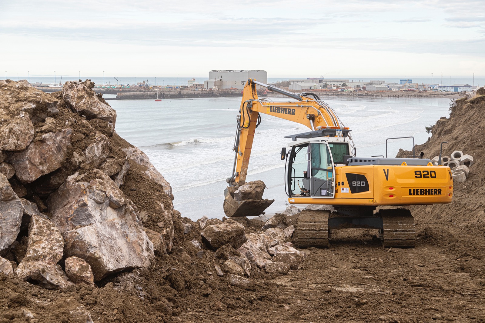 Comodoro: Llegó el material rocoso para proteger el pie del talud donde colapsó la Ruta 3