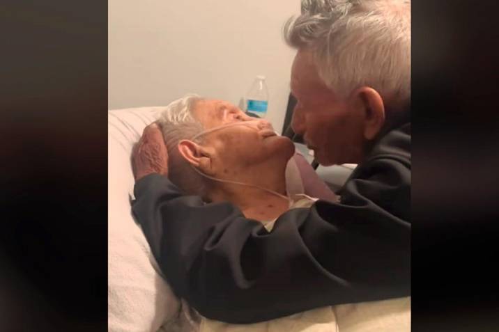 “Allá nos vemos”, el video conmovedor de un anciano despidiendo a su esposa tras 73 años de casados