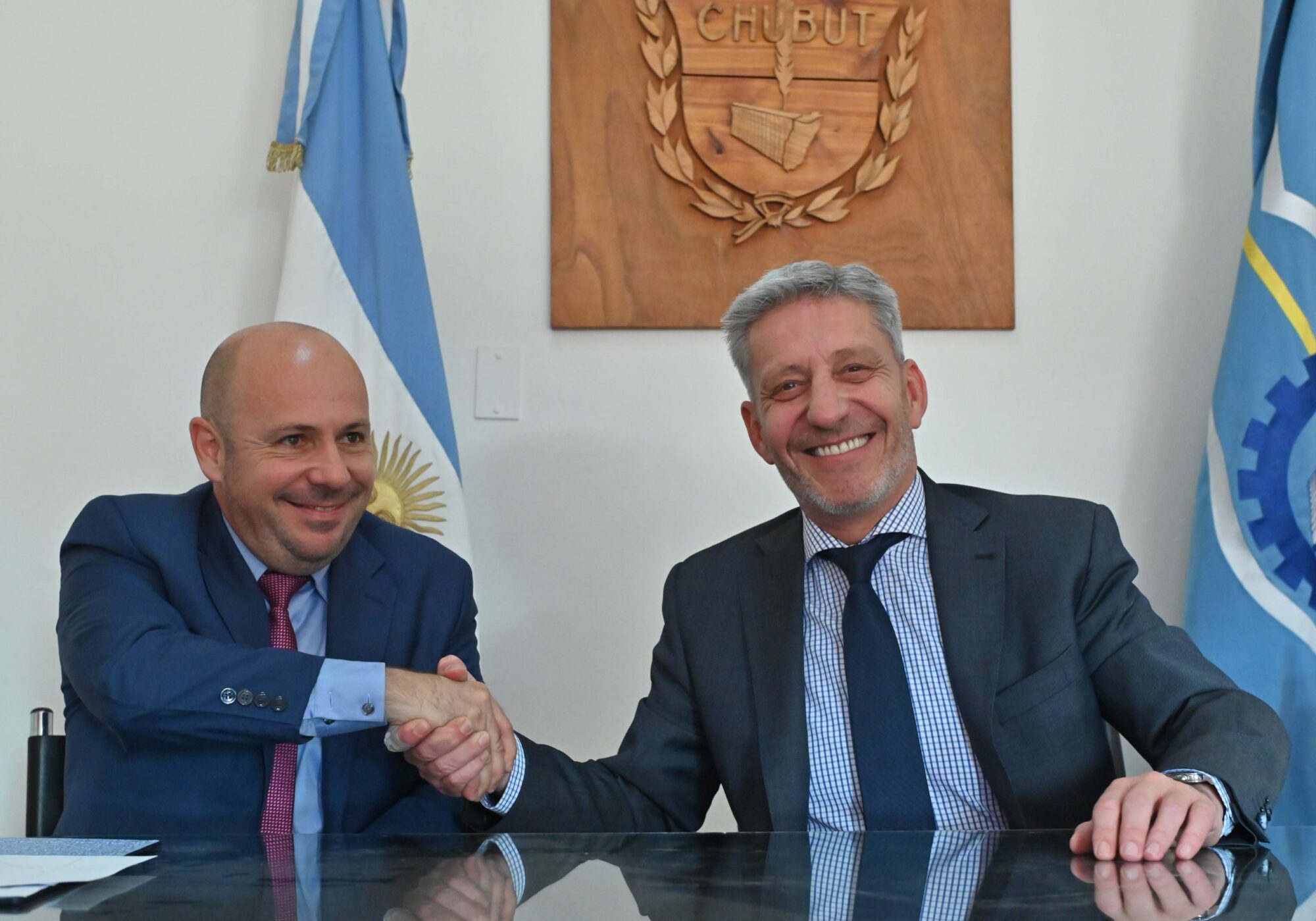 Arcioni traspasó el mando del Ejecutivo a Sastre para participar de una cumbre petrolera en México