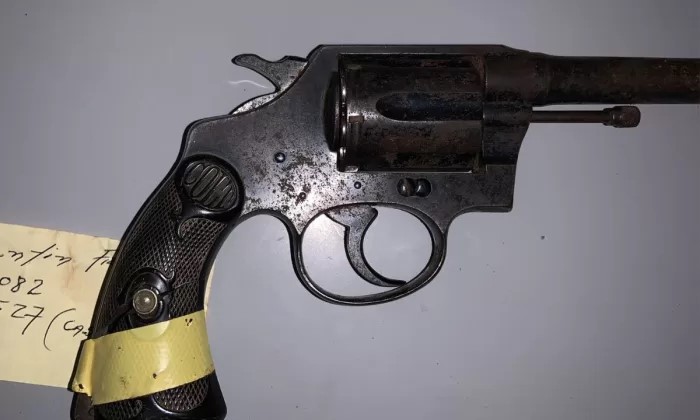Encontraron dos armas cargadas en una donación de ropa entregada a un hogar de ancianos de Trelew